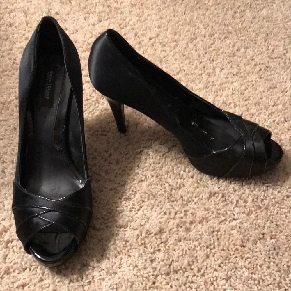 White House/Black Market peep toe heels 👠